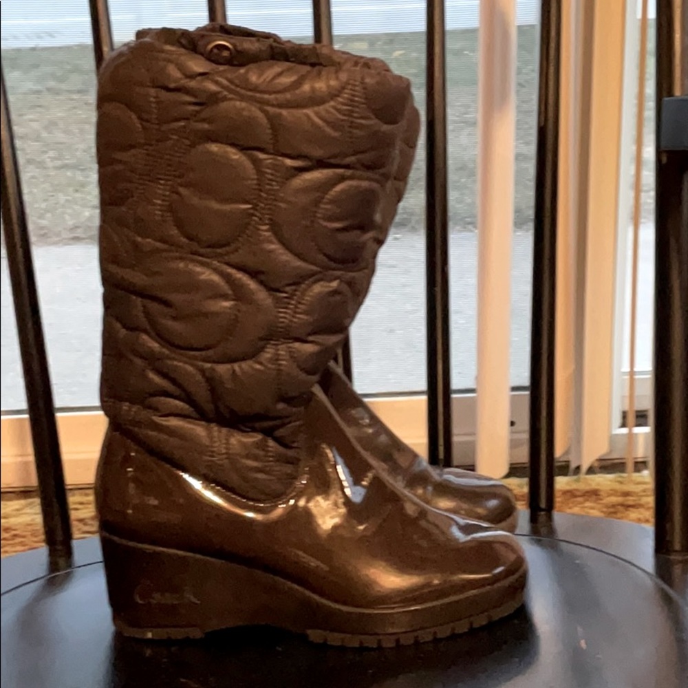 Couch snow boots